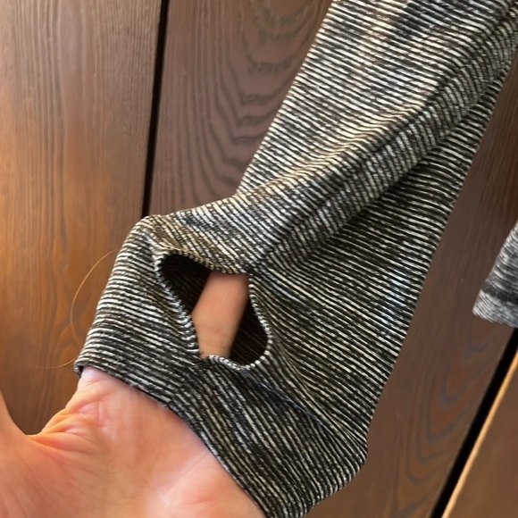 Old Navy active go-dry long sleeved athletic top. Size Medium - Picture 5 of 10